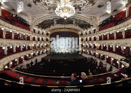 Prag, Tschechische Republik. 05 Jan, 2020. Die Prager Staatsoper historische Gebäude wieder für die Öffentlichkeit geöffnet mit einem Gala Konzert in Prag, Tschechische Republik, Januar 5, 2020 nach einer Rekonstruktion, die fast drei Jahre dauerte und Kosten 1,3 Milliarden Kronen. Quelle: Vit Simanek/CTK Photo/Alamy leben Nachrichten Stockfoto