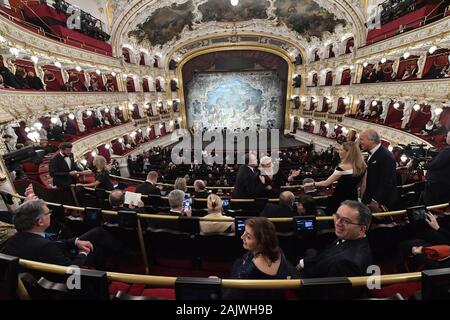 Prag, Tschechische Republik. 05 Jan, 2020. Die Prager Staatsoper historische Gebäude wieder für die Öffentlichkeit geöffnet mit einem Gala Konzert in Prag, Tschechische Republik, Januar 5, 2020 nach einer Rekonstruktion, die fast drei Jahre dauerte und Kosten 1,3 Milliarden Kronen. Quelle: Vit Simanek/CTK Photo/Alamy leben Nachrichten Stockfoto