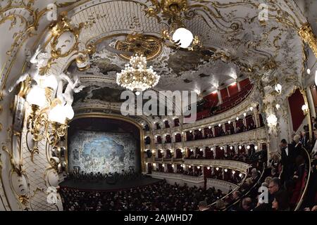 Prag, Tschechische Republik. 05 Jan, 2020. Die Prager Staatsoper historische Gebäude wieder für die Öffentlichkeit geöffnet mit einem Gala Konzert in Prag, Tschechische Republik, Januar 5, 2020 nach einer Rekonstruktion, die fast drei Jahre dauerte und Kosten 1,3 Milliarden Kronen. Quelle: Vit Simanek/CTK Photo/Alamy leben Nachrichten Stockfoto