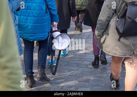 Friedliche Demonstration der Menschen in einer modernen Stadt. Stockfoto