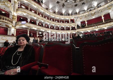 Prag, Tschechische Republik. 05 Jan, 2020. Die Prager Staatsoper historische Gebäude wieder für die Öffentlichkeit geöffnet mit einem Gala Konzert in Prag, Tschechische Republik, Januar 5, 2020 nach einer Rekonstruktion, die fast drei Jahre dauerte und Kosten 1,3 Milliarden Kronen. Quelle: Vit Simanek/CTK Photo/Alamy leben Nachrichten Stockfoto