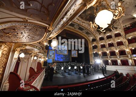 Prag, Tschechische Republik. 05 Jan, 2020. Die Prager Staatsoper historische Gebäude wieder für die Öffentlichkeit geöffnet mit einem Gala Konzert in Prag, Tschechische Republik, Januar 5, 2020 nach einer Rekonstruktion, die fast drei Jahre dauerte und Kosten 1,3 Milliarden Kronen. Quelle: Vit Simanek/CTK Photo/Alamy leben Nachrichten Stockfoto