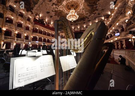 Prag, Tschechische Republik. 05 Jan, 2020. Die Prager Staatsoper historische Gebäude wieder für die Öffentlichkeit geöffnet mit einem Gala Konzert in Prag, Tschechische Republik, Januar 5, 2020 nach einer Rekonstruktion, die fast drei Jahre dauerte und Kosten 1,3 Milliarden Kronen. Quelle: Vit Simanek/CTK Photo/Alamy leben Nachrichten Stockfoto