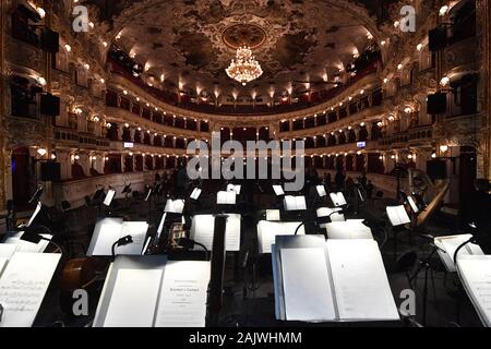 Prag, Tschechische Republik. 05 Jan, 2020. Die Prager Staatsoper historische Gebäude wieder für die Öffentlichkeit geöffnet mit einem Gala Konzert in Prag, Tschechische Republik, Januar 5, 2020 nach einer Rekonstruktion, die fast drei Jahre dauerte und Kosten 1,3 Milliarden Kronen. Quelle: Vit Simanek/CTK Photo/Alamy leben Nachrichten Stockfoto