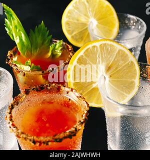 Verschiedene alkoholische Cocktails in einem Nachtclub. Stockfoto