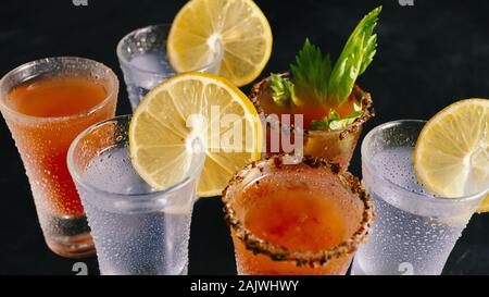 Verschiedene alkoholische Cocktails in einem Nachtclub. Stockfoto