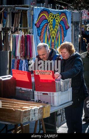 Ein paar Blick auf alte Aufzeichnungen bei El Rastro, Madrid Open secondhand Markt jeden SundayMadrid, Spanien Stockfoto