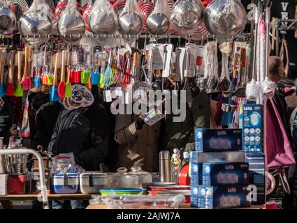 Ein stall Verkauf Küche waren an El Rastro, Madrid Open secondhand Markt jeden Sonntag, Madrid, Spanien Stockfoto