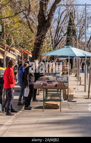 Durchsuchen der Second Hand Bücher über die Cuesta de Moyano, Madrid, Spanien Stockfoto