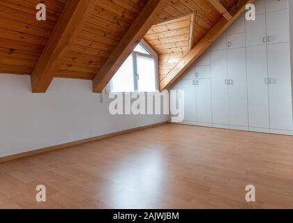 Die Innenansicht im Chalet Stil Zimmer mit Parkettboden und Holzbalken Dach und Wand zu Wand, Schrank Stockfoto