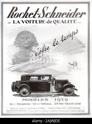 Alte Werbung, Vintage Anzeige oder Werbung für 1929-Modelle der Luxus französische Auto Rochet-Schneider Anzeige 1929. Der Luxus-Modell ist mit zwei flapper Frauen vor dem Hintergrund der Pyramiden und der Sphinx des Alten Ägypten angezeigt. Stockfoto