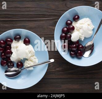 Das gesunde Essen reifen Kirschen mit Hüttenkäse. Dessert, Snack, Ernährung Stockfoto