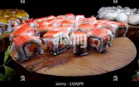 In Scheiben geschnittene rohe Makizushi japanischen Fisch Sushi auf Anzeige im Buffet im Azul Beach Hotel, Puerto Morelos, Riviera Maya, Cancun, Mexiko. Stockfoto