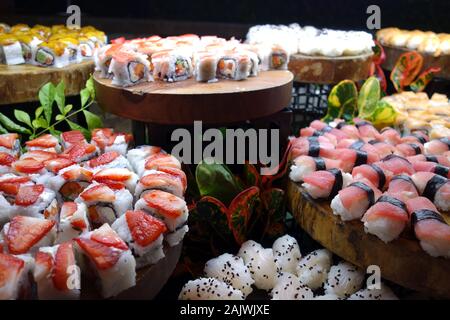 In Scheiben geschnittene rohe Makizushi japanischen Fisch Sushi auf Anzeige im Buffet im Azul Beach Hotel, Puerto Morelos, Riviera Maya, Cancun, Mexiko. Stockfoto