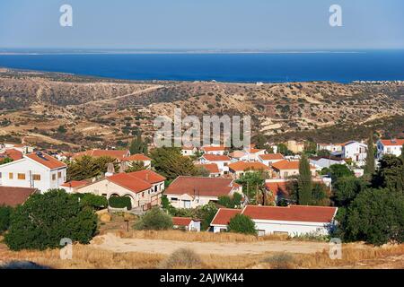 Die Ansicht der gemütliche Wohn- häuser von Pissouri Dorf auf der Seite von einem grünen Hügel. Limassol District. Zypern Stockfoto