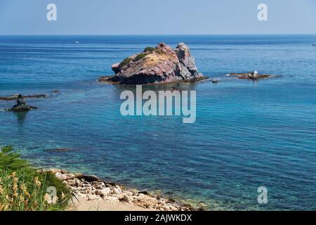 Der Blick auf die blaue Takkas Bay mit großen vulkanischen Felsen der Aphrodite in der Nähe der Bäder der Aphrodite auf der Halbinsel Akamas. Zypern Stockfoto