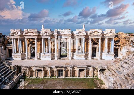 Antike Bühne in Ruinen von Hierapolis Antike Stadt Theater, Es ist in Pamukkale Stadt, Türkei Stockfoto