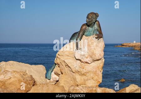PAPHOS, ZYPERN - Juni 08, 2018: Sol ändern, yiota Ioannidou - eine Skulptur der jungen Frau, die Hommage an Aphrodite zahlt, auf Küsten Broadwalk. Ein Teil Stockfoto