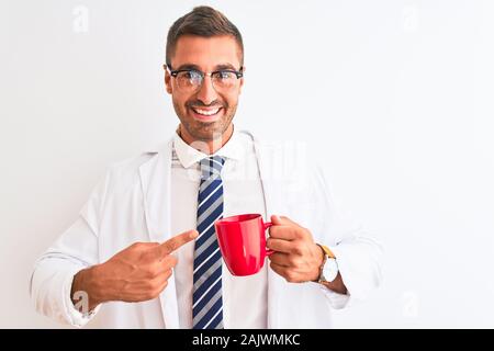 Junge schöne Therapeutin mann Kaffee trinken über isolierte Hintergrund sehr glücklich zeigte mit Hand und Finger Stockfoto