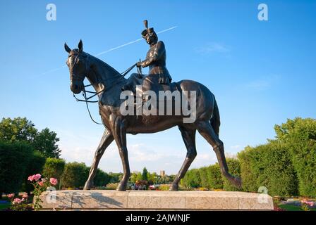 Bronze Statue der Königin Elizabeth II reiten ihr Pferd Burmesischen (von Susan Velder), Wascana Centre in Regina, Saskatchewan, Kanada Stockfoto