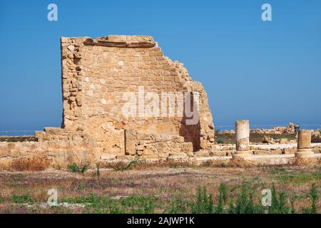 Die Überreste der Halbrunde Wand- und Spalten in der alten Römischen Haus des Theseus. Paphos Archäologischen Park. Zypern Stockfoto