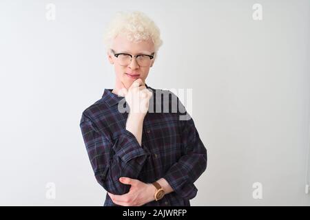 Junge albino blonder Mann legere Shirt und Brille über isoliert weißer Hintergrund schaut zuversichtlich in die Kamera lächelnd mit verschränkten Armen und h Stockfoto