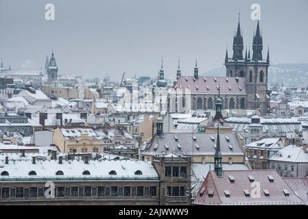 Winter Prag Altstadt während der Weihnachtszeit von Schnee bedeckt Stockfoto