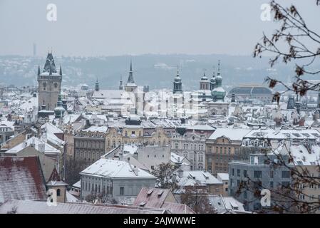 Winter Prag Altstadt während der Weihnachtszeit von Schnee bedeckt Stockfoto