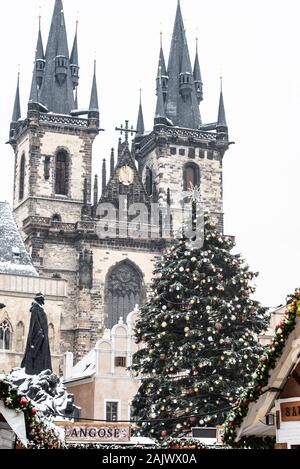 Winter Prag Altstadt während der Weihnachtszeit von Schnee bedeckt Stockfoto