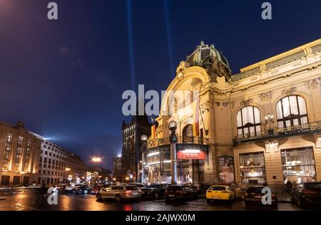 Night Shot auf das beleuchtete Rathaus in Prag, Tschechische Republik, mit der Tschechischen Nationalbank auf der linken Seite Stockfoto
