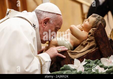Vatikan, Vatikanstadt, 6. Januar, 2020. Papst Francis küßt die Statuette der Baby Jesus, wie er kommt, um die Offenbarung Messe in St. Peter Basilika zu feiern. Credit: Riccardo De Luca - Update Bilder/Alamy leben Nachrichten Stockfoto
