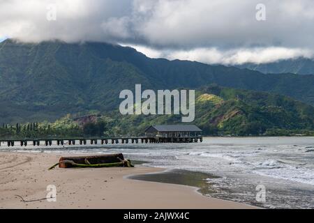 Blick auf Hanalei Beach und South Pacific Pier Kauai, Hawaii, USA Stockfoto