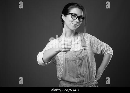 Porträt der Schönen multi-ethnische Frau mit kurzen Haaren Stockfoto