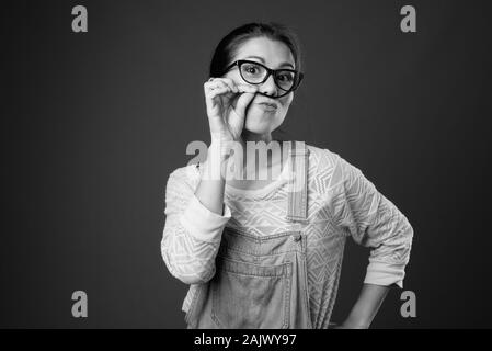 Porträt der Schönen multi-ethnische Frau mit kurzen Haaren Stockfoto