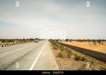 Aufnahmen von der Autobahn von Sawai Madhopur in Richtung Chittorgarh in Rajasthan, Indien Stockfoto