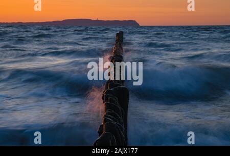 Dranske, Deutschland. 30 Dez, 2019. Sonnenuntergang über der Insel Hiddensee. Blick vom Strand auf der Insel Rügen in Dranske. Foto: Patrick Pleul/dpa-Zentralbild/ZB/dpa/Alamy leben Nachrichten Stockfoto