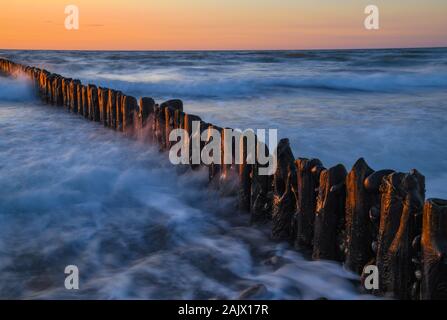 Dranske, Deutschland. 30 Dez, 2019. Sonnenuntergang über der Ostsee. Blick vom Strand auf der Insel Rügen in Dranske. Foto: Patrick Pleul/dpa-Zentralbild/ZB/dpa/Alamy leben Nachrichten Stockfoto