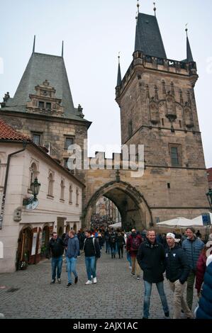 West Gate Tower auf der Karlsbrücke in Prag in der Tschechischen Republik Europa Stockfoto