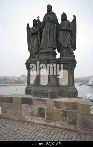 Statue auf der Karlsbrücke in Prag in der Tschechischen Republik Europa Stockfoto