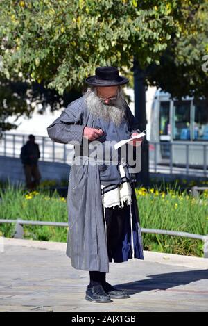 Ultra-orthodoxer Rabbiner in traditioneller Kleidung Stockfoto