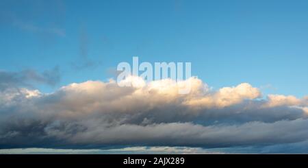 Niedriger Höhe stratocumulus Cloud unter einem blauen Himmel, Panoramablick in die Natur Hintergrund Stockfoto
