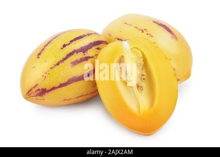 Frische Pepino Obst mit der Hälfte auf weißem Hintergrund. Stockfoto