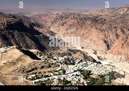 Dana Nature Reserve, felsige Tal und Dorf, Jordanien, Naher Osten, Asien Stockfoto