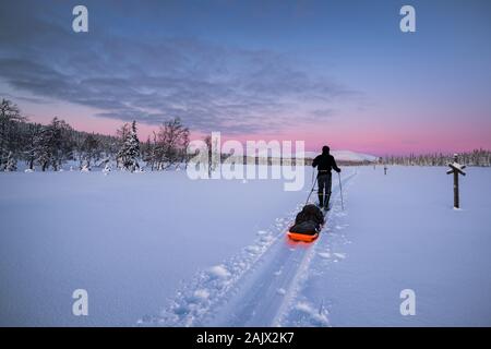Skitouren in Muonio, Lappland, Finnland Stockfoto