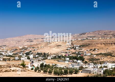 Dorf und Kings Highway in der Nähe von At-Tafilah, Route 35, historische Straße auf dem Hohen Land, Jordanien, Naher Osten, Asien Stockfoto