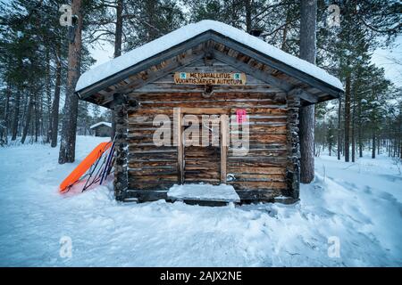 Bei Vuontisjärvi öffnen Wildnis Hütte in Muonio, Lappland, Finnland Stockfoto