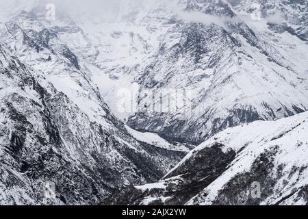 Kalten Wintertag auf der unteren Gokyo Tal mit dem Thame Dorf im Hintergrund von Dole im Himalaya in Nepal Stockfoto