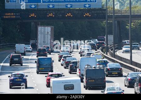 23.08.2019. High Wycombe, Buckinghamshire, Großbritannien. Heavy Traffic baut auf die Autobahn M40 in der Nähe von High Wycombe. Stockfoto