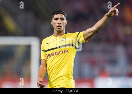 FC Bayern München nach Achraf HAKIMI (DO). Archiv Foto: Achraf HAKIMI (TUN), Geste, Gestik, DFB-Pokal, 2. Runde Fußball, Borussia Dortmund (DO) - Union Berlin 3:2 nV, am 31. Oktober 2018 in Dortmund/Deutschland. ##DFL-Bestimmungen verbieten die Verwendung von Fotografien als Bildsequenzen und/oder quasi-Video## Â | Verwendung weltweit Stockfoto