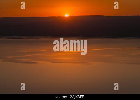 Sonnenuntergang über dem Toten Meer, auf der Ma'in Straße von Madaba zum Toten Meer, tiefster Ort der Erde, Ma'in, Jordanien, mittlerer Osten, Asien Stockfoto